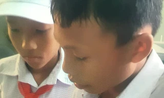 Nhặt được ví trên đường về nhà, học sinh bàn giao công an