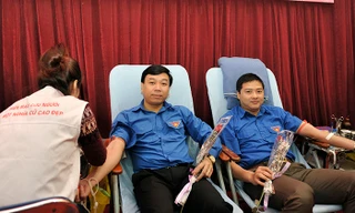 Anh Nguyễn Văn Mạnh - Bí thư Tỉnh Đoàn Vĩnh Phúc hiến máu tại chương trình