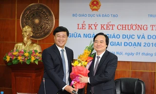 Anh Lê Quốc Phong – Bí thư thứ nhất T.Ư Đoàn, Chủ tịch T.Ư Hội Sinh viên Việt Nam và ông Phùng Xuân Nhạ - Bộ trưởng Giáo dục và Đào tạo ký kết tại Chương trình