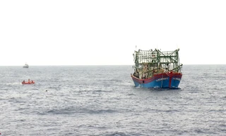 Lực lượng tìm kiếm cứu hộ cứu nạn tiếp cận, đưa thi thể thứ hai lên tàu