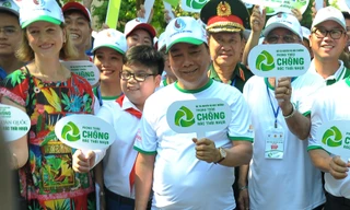 Cậu bé tặng hoa, bắt tay nguyên thủ nhiều quốc gia là đại sứ chống rác thải nhựa