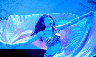 Nữ sinh thanh lịch ĐHQG diễn võ, múa bụng