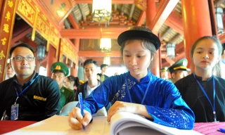 120 gương dân tộc thiểu số dâng hương, ghi sổ vàng Văn Miếu - Quốc Tử Giám