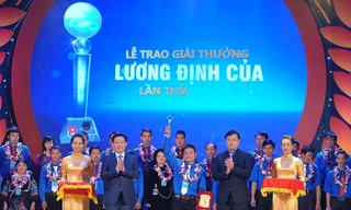 Phó Thủ tướng Vương Đình Huệ và Bí thư thứ nhất T.Ư Đoàn Lê Quốc Phong trao khen thưởng cho các gương thanh niên nông thôn xuất sắc