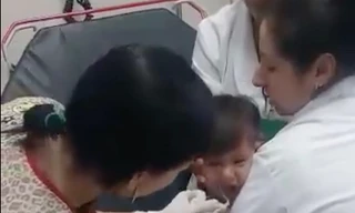 Clip nữ bác sĩ lấy đồng xu trong miệng em bé gây sốt cộng đồng mạng