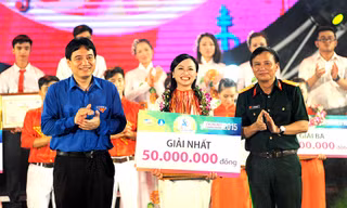 Ngọc Anh (Đại học Thái Nguyên) giành giải nhất cuộc thi với ca khúc "Hồ trên núi" của nhạc sĩ Phó Đức Phương.