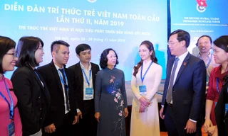 Trưởng ban Dân vận Trung ương Trương Thị Mai và Bí thư thứ nhất T.Ư Đoàn Lê Quốc Phong trao đổi với các đại biểu. Ảnh: Xuân Tùng