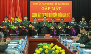 Thượng tướng Lương Cường - Bí thư T.Ư Đảng, Uỷ viên Thường vụ Quân uỷ Trung ương, Chủ nhiệm Tổng Cục Chính trị tặng hoa cho 10 gương mặt trẻ tiêu biểu toàn quân 2017