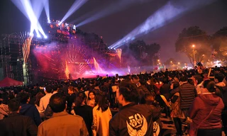 Người Hà Nội rộn ràng xuống phố đón năm mới