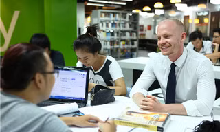 Giảng viên và sinh viên BUV trao đổi ngoài giáo trình