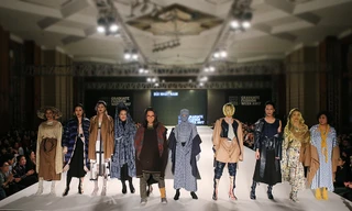 Bùi Nhất Nam (đeo kính) với bộ sưu tập "hồi ức" được mẹ, người thân và bạn bè trình diễn 