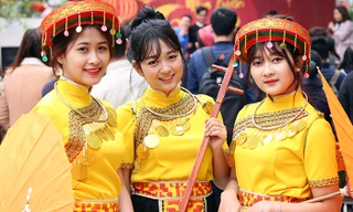 Thiếu nữ Hà thành khoe sắc trong phiên chợ xuân Tây Bắc