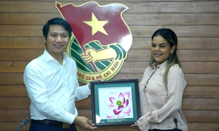 Bí thư T.Ư Đoàn TNCS Hồ Chí Minh Nguyễn Ngọc Lương tặng quà lưu niệm Bí thư thứ nhất Đoàn Thanh niên Đảng Xã hội Chủ nghĩa Thống nhất Rodbexa Poleo