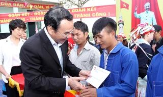 Đồng chí Nguyễn Văn Nên tặng quà cho nhân dân trên địa bàn xã A Mú Sung