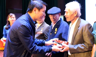 Bí thư T.Ư Đoàn Nguyễn Ngọc Lương trao tặng 20 suất quà, mỗi suất trị giá 1 triệu đồng cho đại diện những gia đình các chiến sỹ đã tham gia vào cuộc Tổng tiến công và nổi dậy xuân Mậu Thân1968