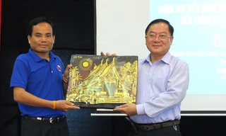 Đoàn thanh niên Lào ấn tượng với Chủ nhật Đỏ báo Tiền Phong