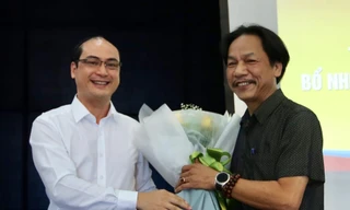 Đại diện lãnh đạo T.Ư Đoàn, Ủy viên Ban Thường vụ, Trưởng Ban Tuyên giáo T.Ư Đoàn Vũ Tiến Tiệp tặng hoa chúc mừng nhà báo Lê Minh Toản. Ảnh: Hoàng Mạnh Thắng