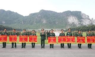 Thiếu tướng Ngô Minh Tiến - Phó Tổng tham mưu trưởng QĐND Việt Nam trao cờ tặng các đơn vị đạt kết quả cao trong hội thi.