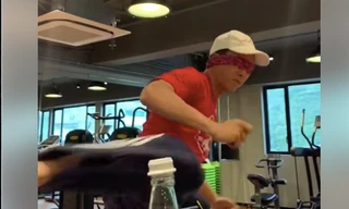 Cộng đồng mạng 'sục sôi' clip Chung Tử Đơn nâng độ khó thử thách đá nắp chai