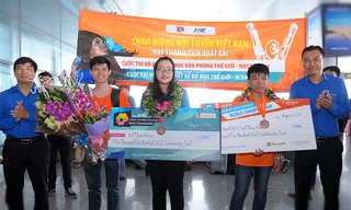 Anh Nguyễn Hải Minh - Phó Chủ tịch T.Ư Hội LHTN Việt Nam, Trưởng ban Quốc tế T.Ư Đoàn (phải) và anh Kiều Văn Hưng - Phó giám đốc thường trực Trung tâm Phát triển Khoa học Công nghệ và Tài năng trẻ đón và tặng hoa cho các thí sinh dự thi trở về