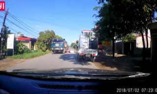 Vượt xe tải không thành công, 'ninja' tự ngã xuống đường