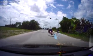 Ôtô 'cháy phanh', đánh lái gấp tránh chiếc xe đạp sang đường nguy hiểm