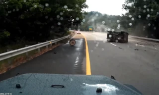 Xe Jeep mất lái suýt đâm xuống vực