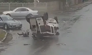 Người đàn ông thoát khỏi chiếc xe sau khi bị lật