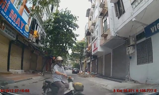 Rẽ trái đột ngột, Honda Cub va chạm với ôtô trong đường hẹp