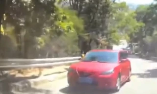 Mất lái khi đi lên dốc, xe Mazda bị trượt và lật