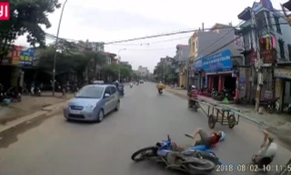 Cái kết cho hai thanh niên khi cố vượt giữa xe tải và xe kéo