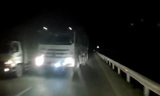 'Thót tim' với pha lấn làn của xe tải trên đường hẹp trong đêm