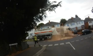 Xe bồn trôi tự do, 'càn quét' mọi thứ phía trước