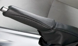 Phanh tay truyền thống đang dần biến mất trên các mẫu xe mới?