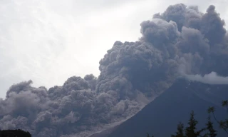 Núi lửa Fuego ở Guatemala phun trào. 