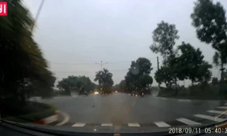 Đi trong mưa và đường ướt, 3 xe máy va vào nhau ở giao lộ.