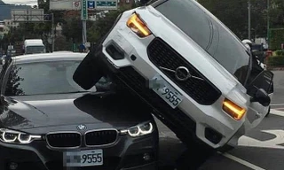 Chiếc Volvo XC40 trèo lên BMW 320i.