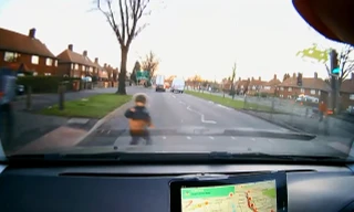 'Thót tim' với cậu bé qua đường không quan sát bị ôtô đâm trúng