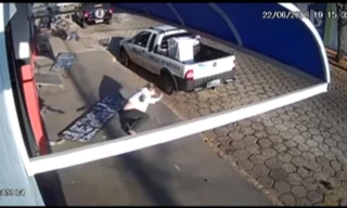 Quá may mắn khi cô gái thoát được tai nạn trong tình huống này