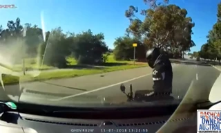 Pha thoát chết trong gang tấc của biker