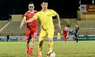 Văn Quyến đá trúng cột điện từ 30 mét