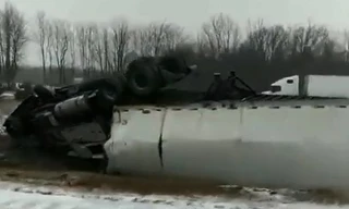 Hàng loạt container mất lái và bị lật trên đường tuyết