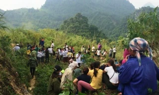 Nhiều người dân hiếu kỳ về vụ việc.