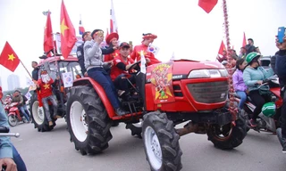 Vác máy cày đến Mỹ Đình cổ vũ đội tuyển Việt Nam