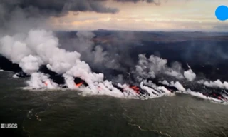 Dòng nham thạch núi lửa Hawaii chảy ra biển tạo nên hơi nước cuồn cuộn