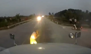 Sang đường bất chấp, cụ ông suýt nằm dưới gầm container.