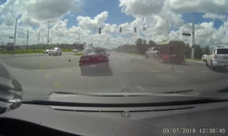 Sau khi va chạm với Toyota Corolla, xe bán tải chạy vòng quanh giao lộ