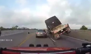 Xe container thoát khỏi bàn tay tử thần trong gang tấc