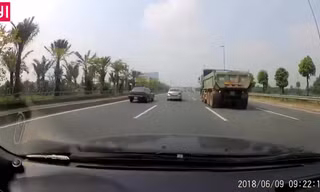 Xe tải lùi nguy hiểm trên cao tốc khiến nhiều tài xế giật mình