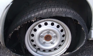 Nổ lốp khi đang chạy trên cao tốc, tài xế cần làm gì?